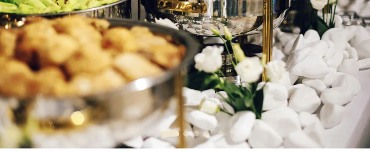 Buffet dressé par un traiteur événementiel.