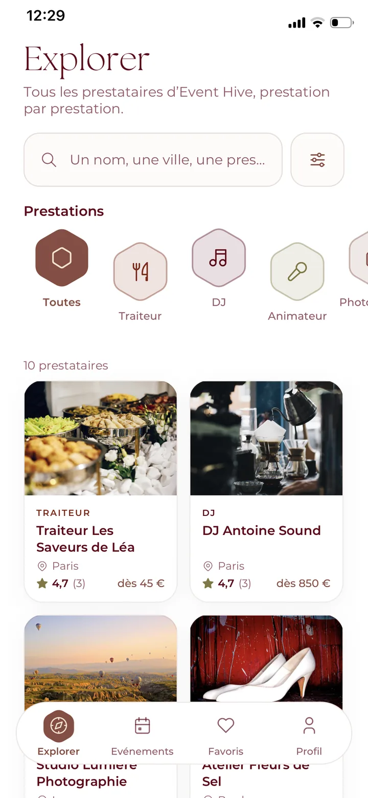 Écran « Explorer » d'Event Hive : recherche et catégories de prestations en hexagones.